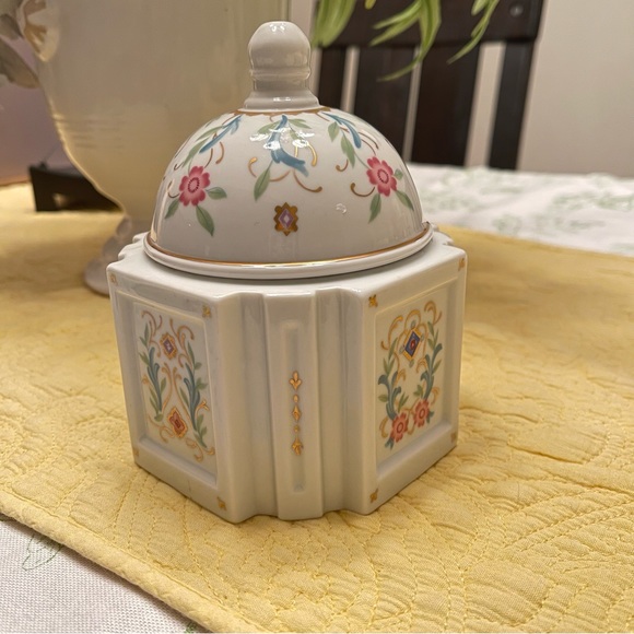 Vintage Collection Porcelain Jar NWT - Picture 1 of 6